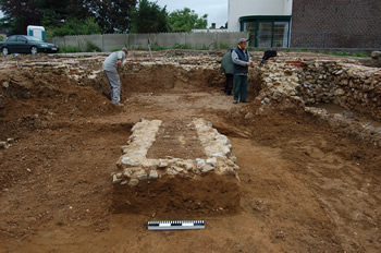 grafkamer met vier op elkaar liggende skeletten